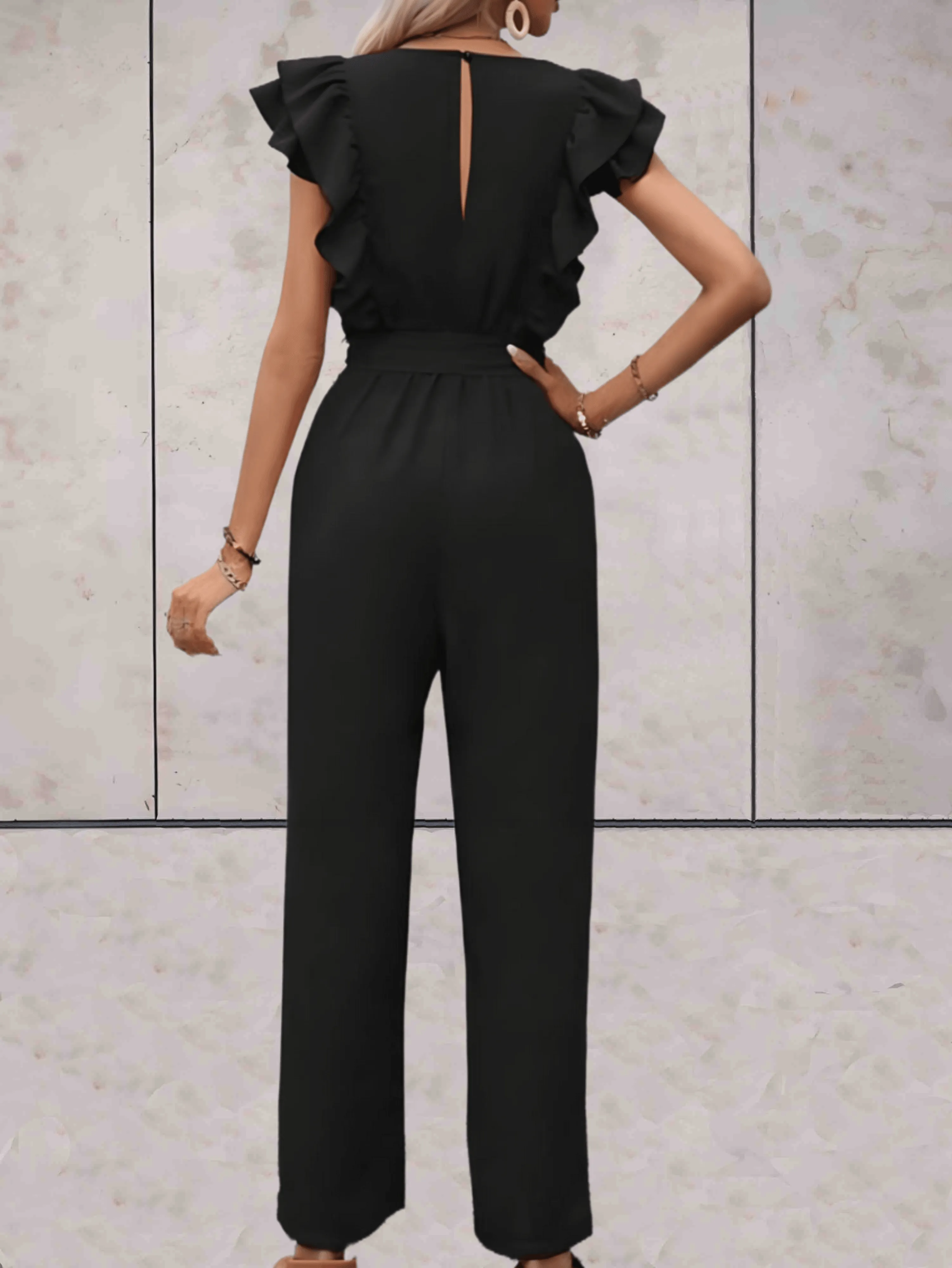 Blair | Gut sitzender, kurzärmeliger Jumpsuit mit Rüschen, tiefem V-Ausschnitt und Schleifengürtel